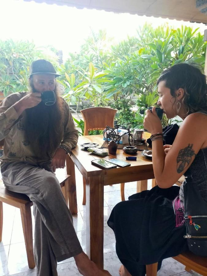 Serongga guest house Lebih Bagian luar foto