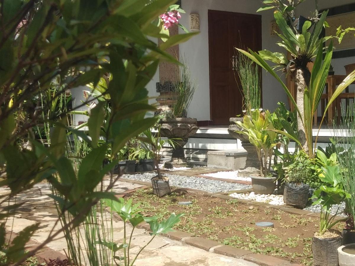 Serongga guest house Lebih Bagian luar foto
