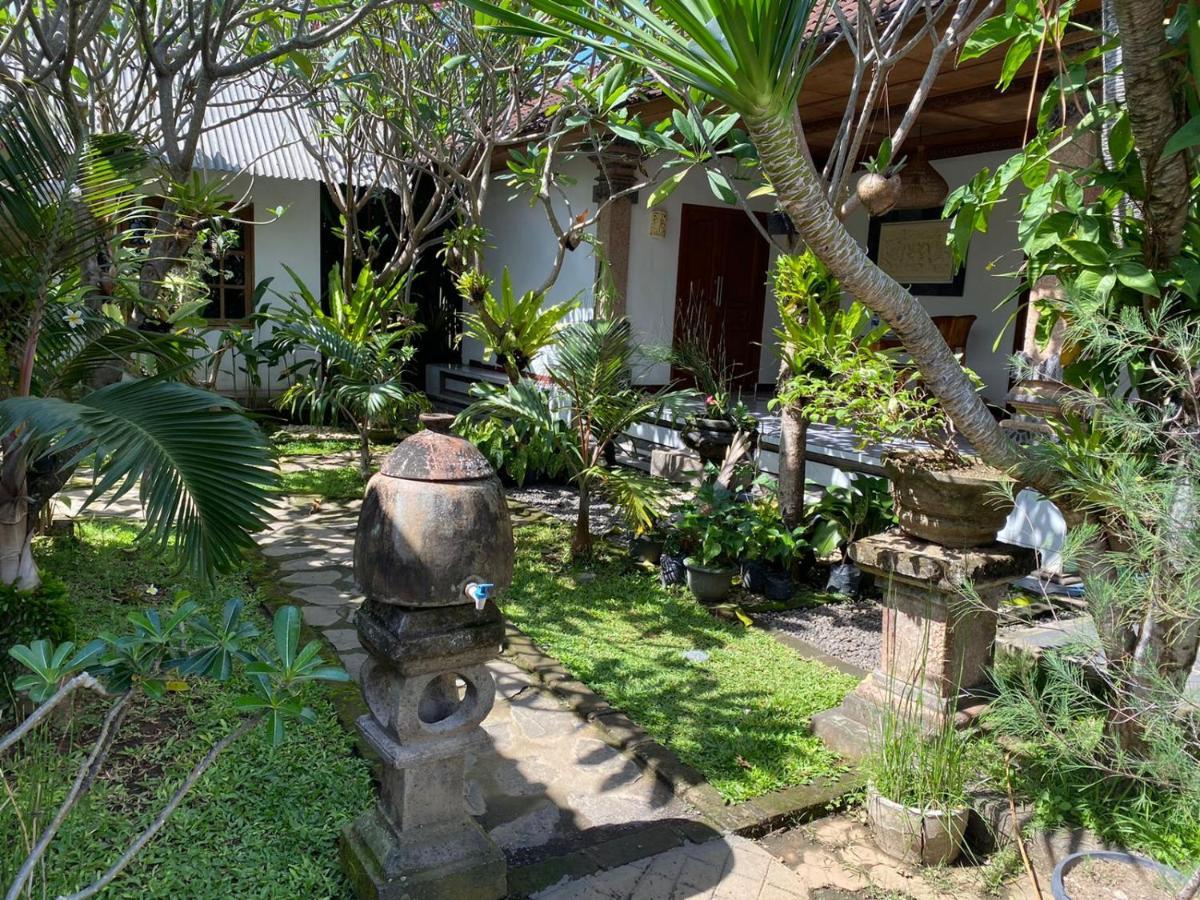 Serongga guest house Lebih Bagian luar foto