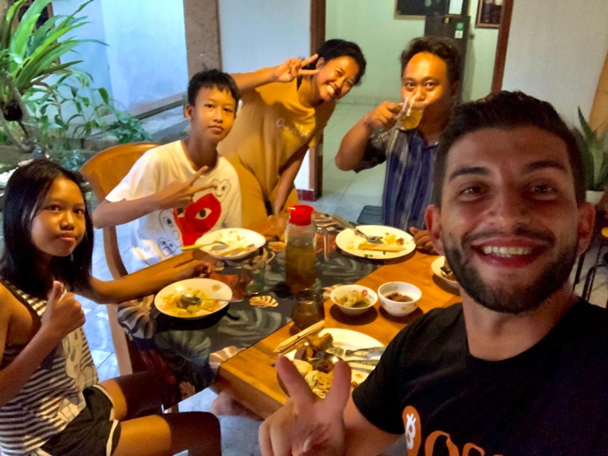 Serongga guest house Lebih Bagian luar foto