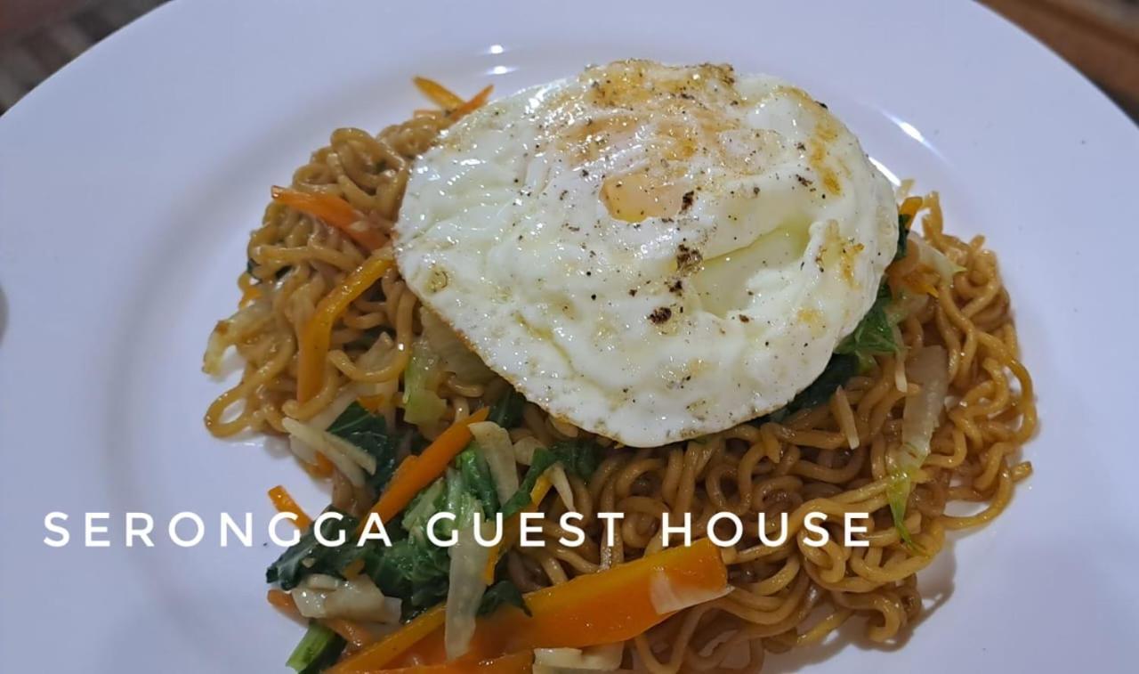 Serongga guest house Lebih Bagian luar foto