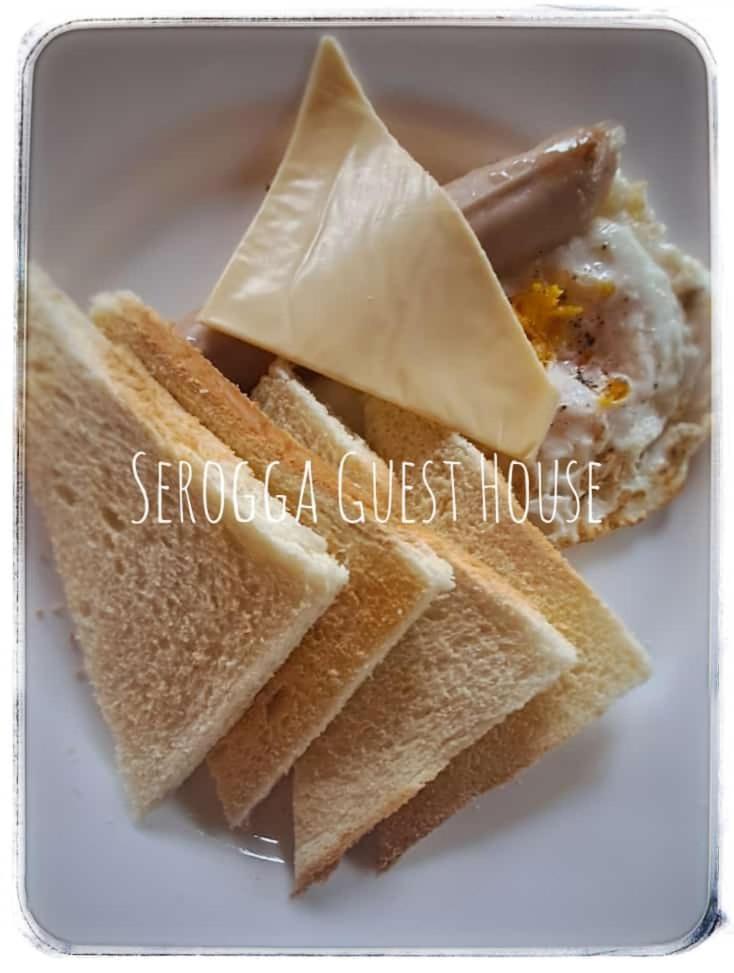 Serongga guest house Lebih Bagian luar foto